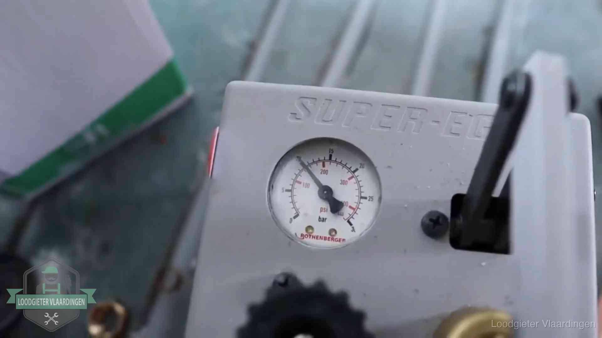 Verzekerd en aansprakelijk in Vlaardingen Manometer van een afperspomp bij controle van nieuw leidingwerk in Vlaardingen