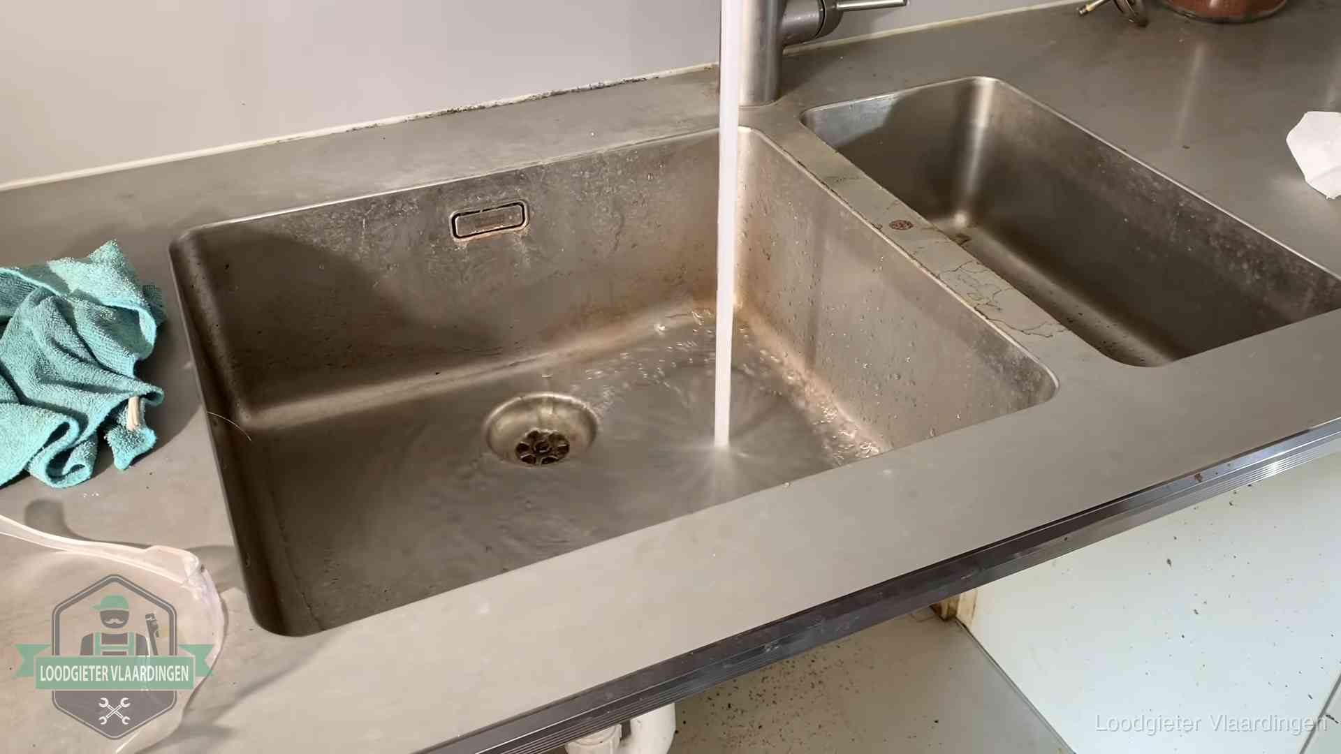 Doorstroomtest van de afvoer bij een gootsteen in Vlaardingen