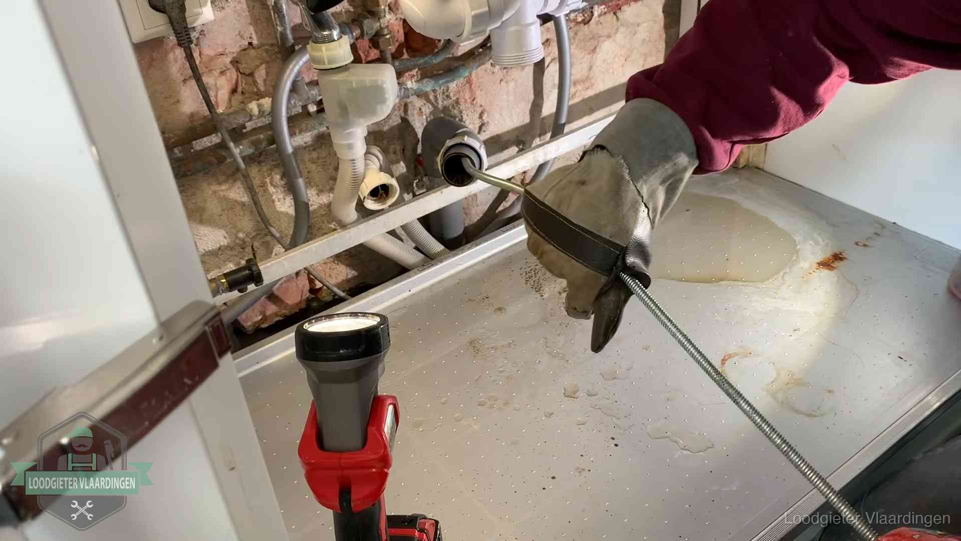 Ontstoppingsveer wordt preventief door een afvoeraansluiting gehaald in Vlaardingen