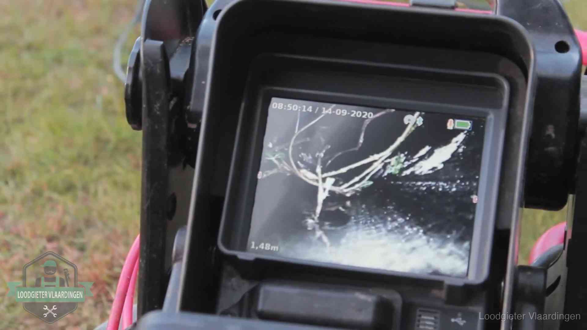 Monitor van een rioolcamera toont wortelingroei in de rioolbuis bij een woning in Vlaardingen