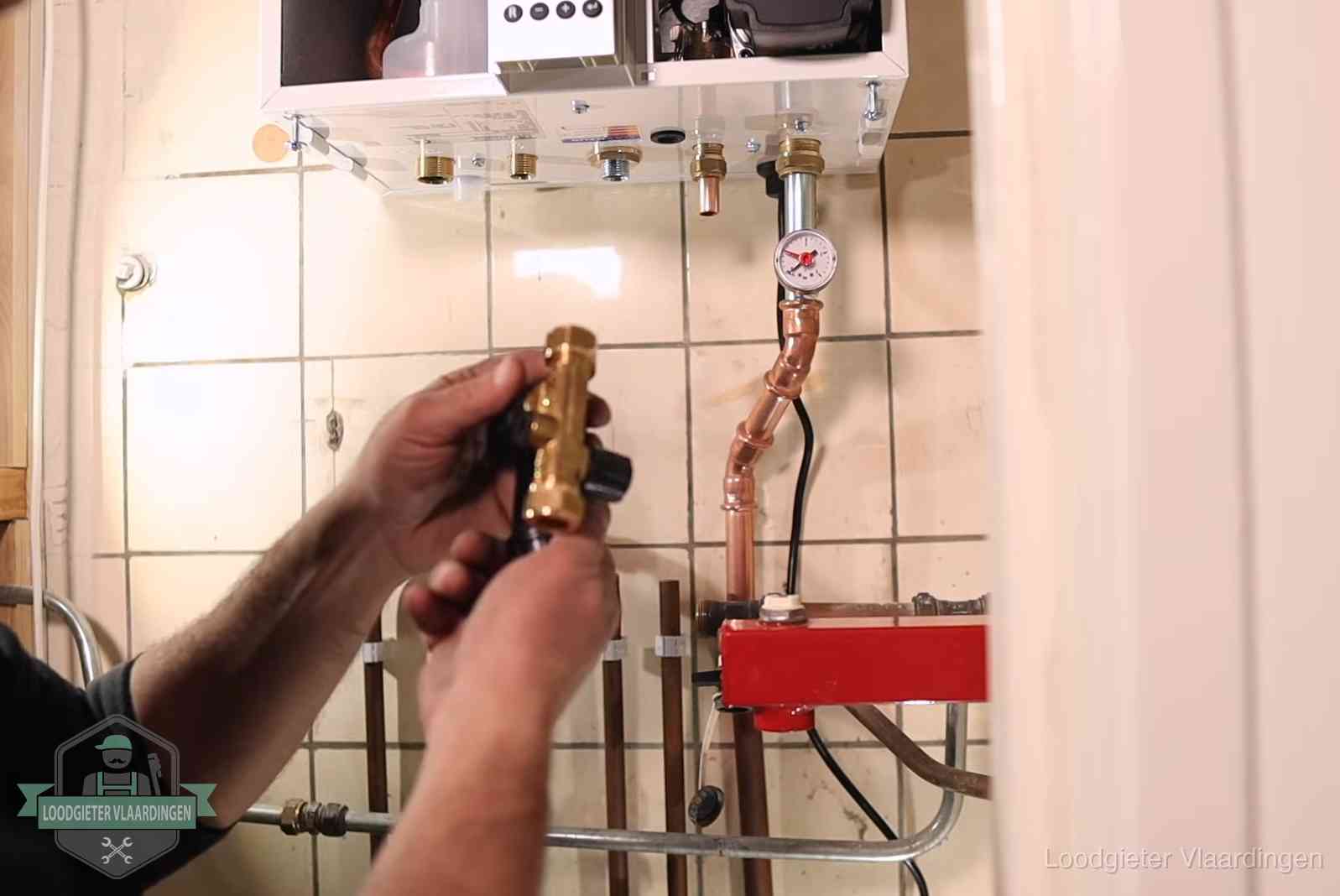 Zelf cv-druk bijvullen in Vlaardingen Vulkraan en manometer onder een cv-ketel voor het bijvullen van de waterdruk in Vlaardingen