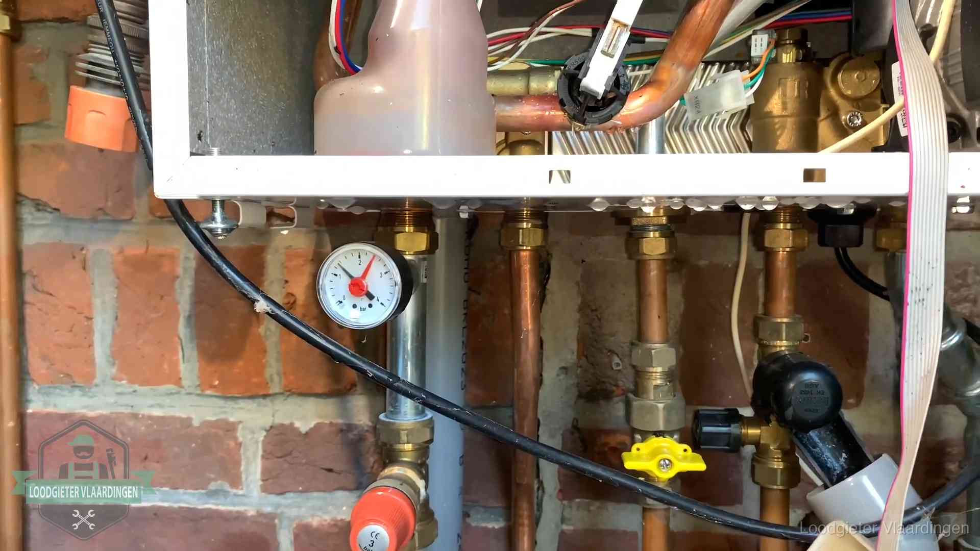 Manometer en aansluitleidingen onder een cv-ketel in Vlaardingen bij controle op drukverlies