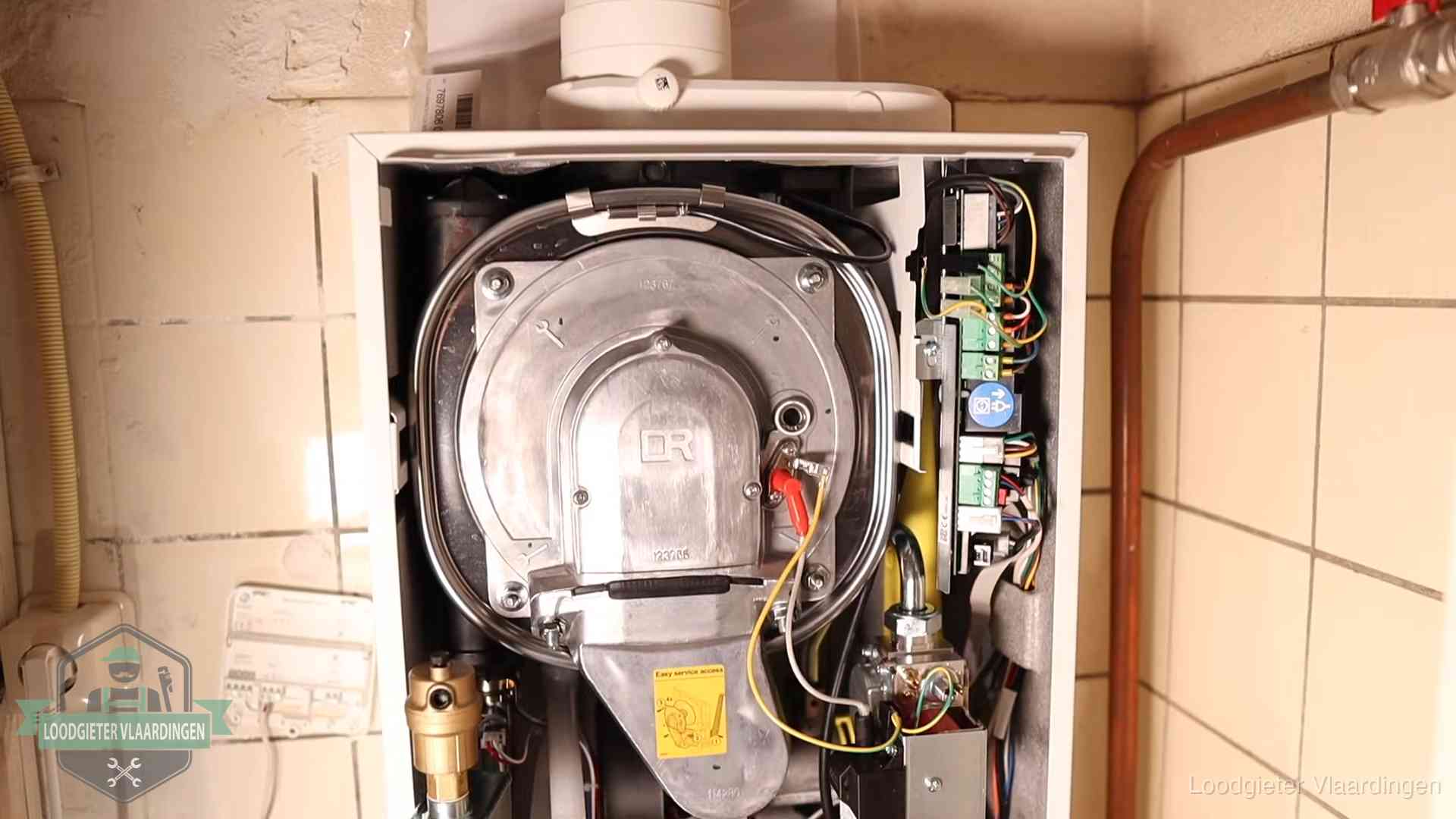Hoe vaak cv-onderhoud in Vlaardingen Geopende cv-ketel met warmtewisselaar tijdens periodiek onderhoud in Vlaardingen
