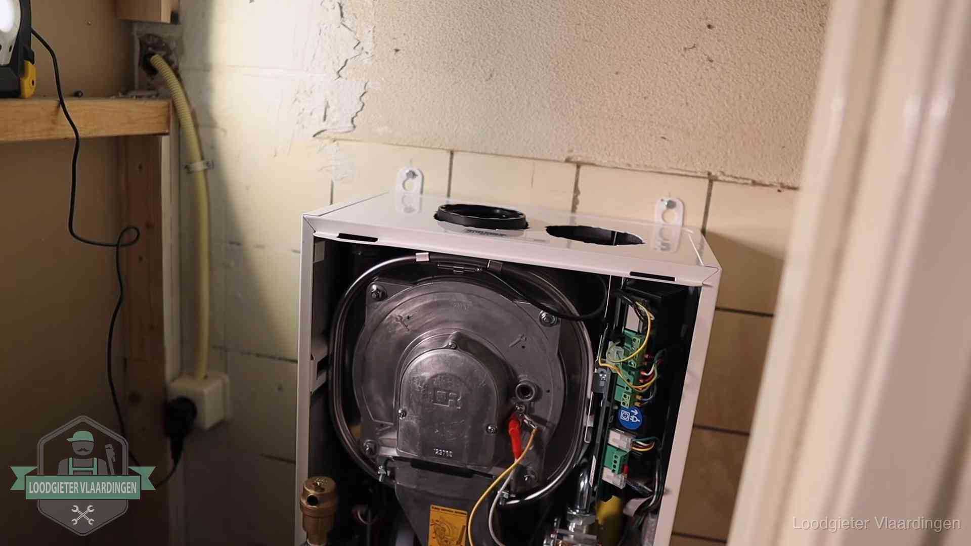Onderhoudsbeurt cv-ketel in Vlaardingen Geopende cv-ketel tijdens een onderhoudsbeurt in Vlaardingen, met brander en warmtewisselaar zichtbaar