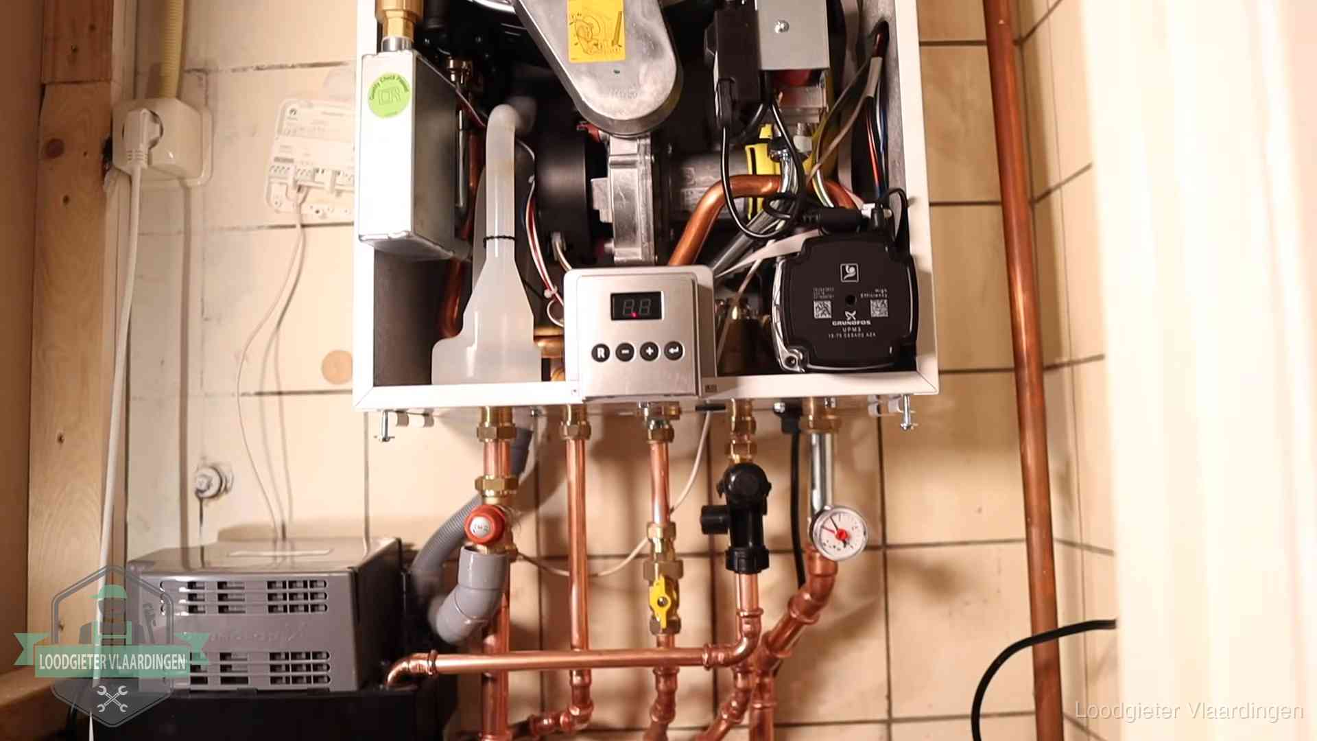 Zuiniger stoken na cv-onderhoud in Vlaardingen Geopende cv-ketel met brander en cv-pomp tijdens een onderhoudsbeurt in Vlaardingen