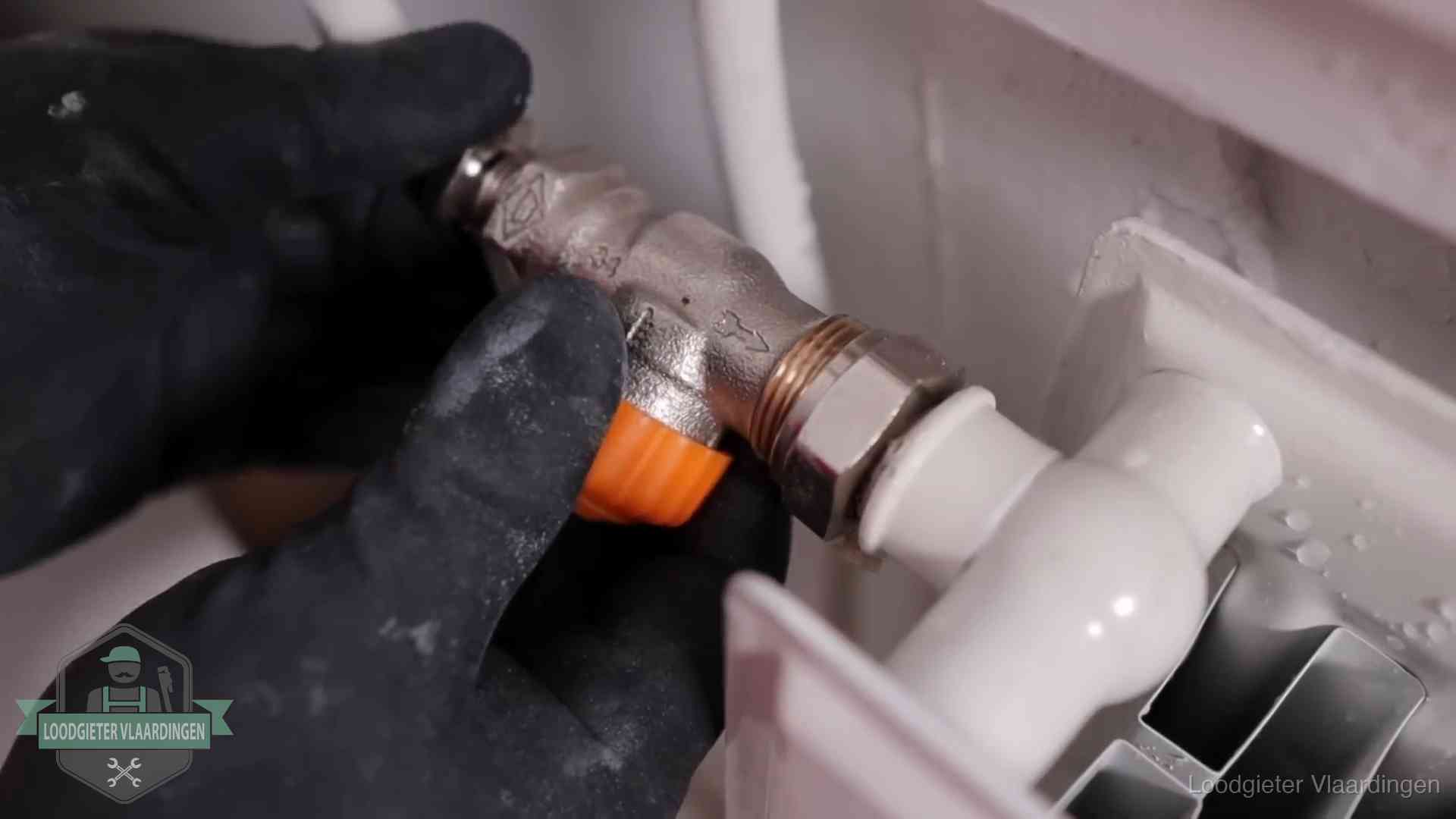 Je cv winterklaar maken in Vlaardingen Thermostaatkraan wordt gemonteerd op een radiator in Vlaardingen voor het stookseizoen