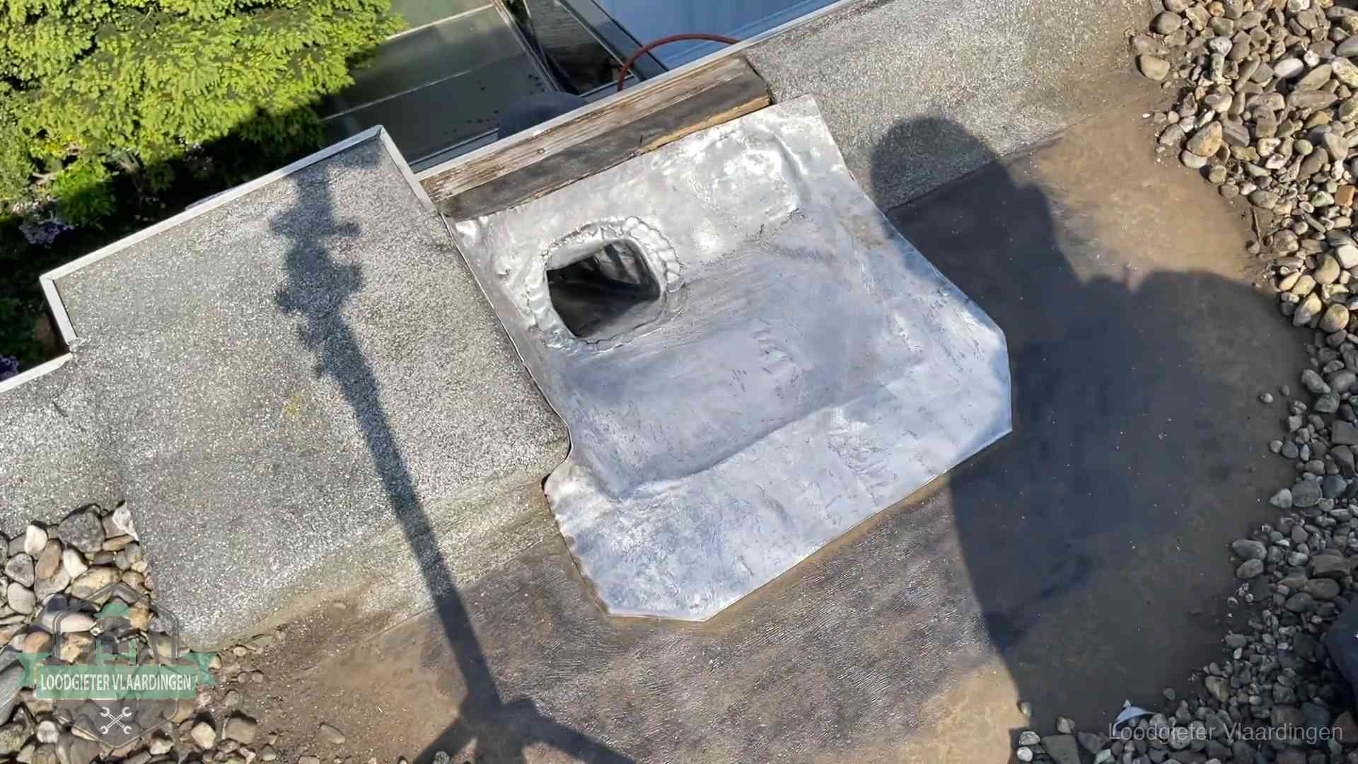 Vers afgedichte dakdoorvoer met lood en zink op een plat dak in Vlaardingen
