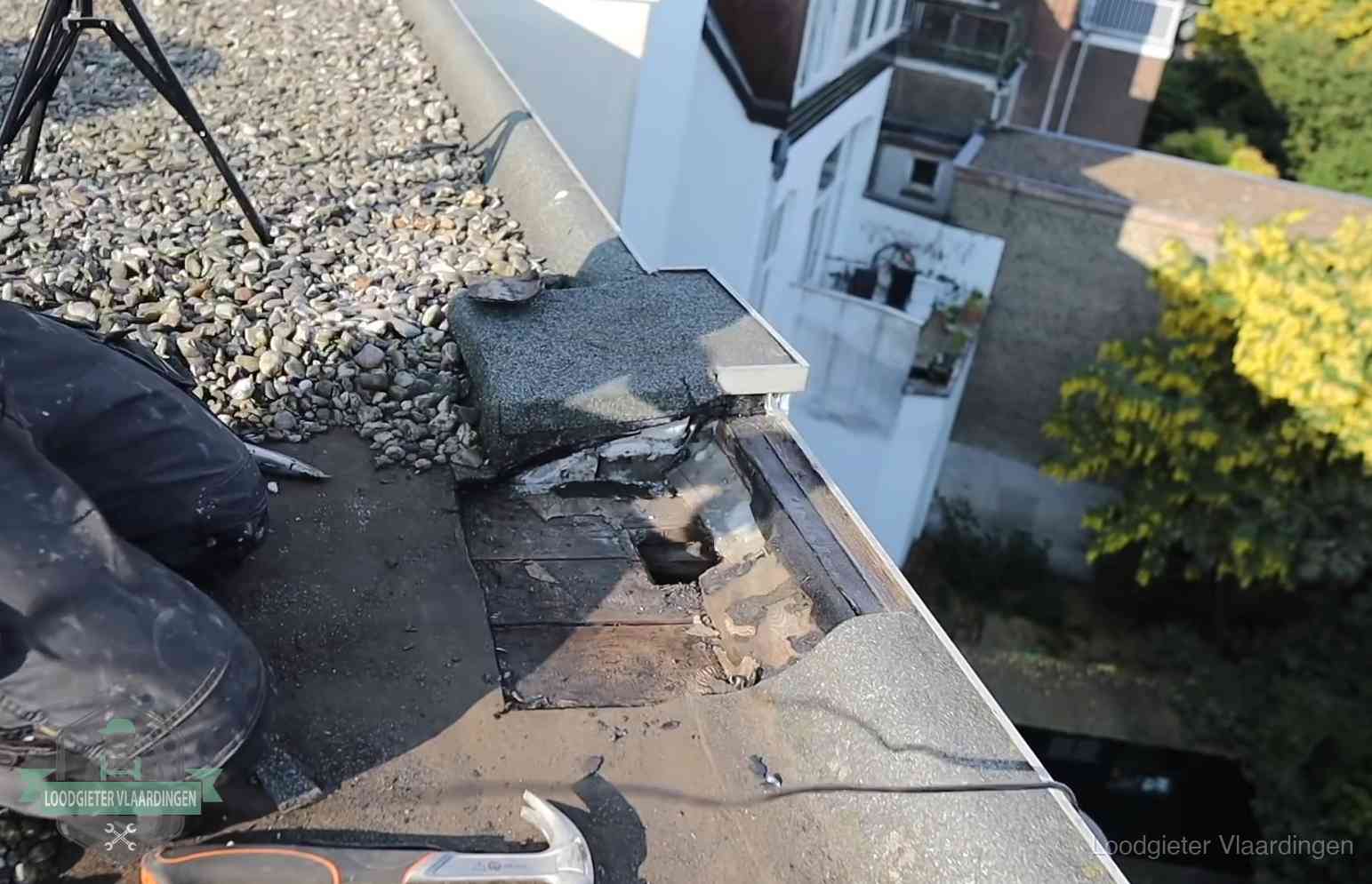 Opengelegde dakrand met verrot dakbeschot door een langdurige daklekkage in Vlaardingen