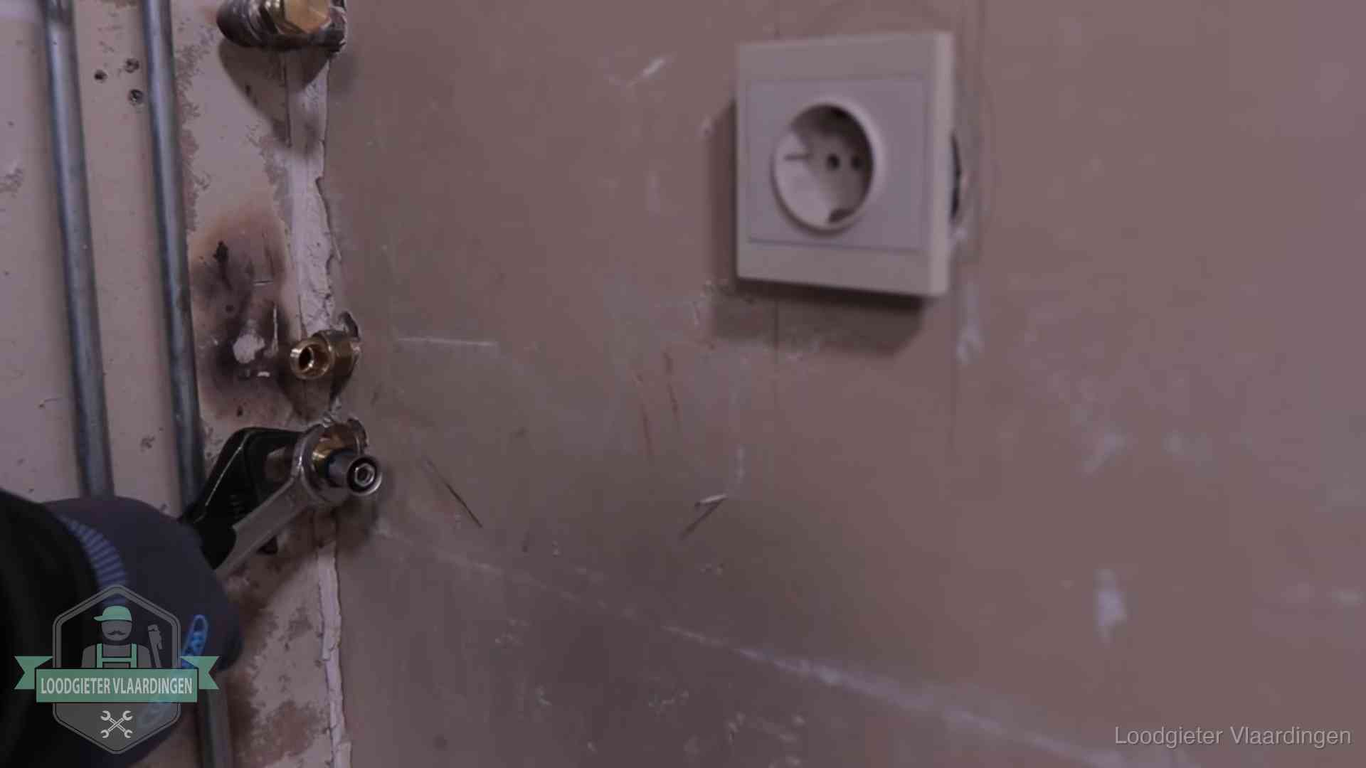 Erkend vakmanschap in Vlaardingen Monteur draait een perskoppeling vast op een leidingaansluiting in Vlaardingen