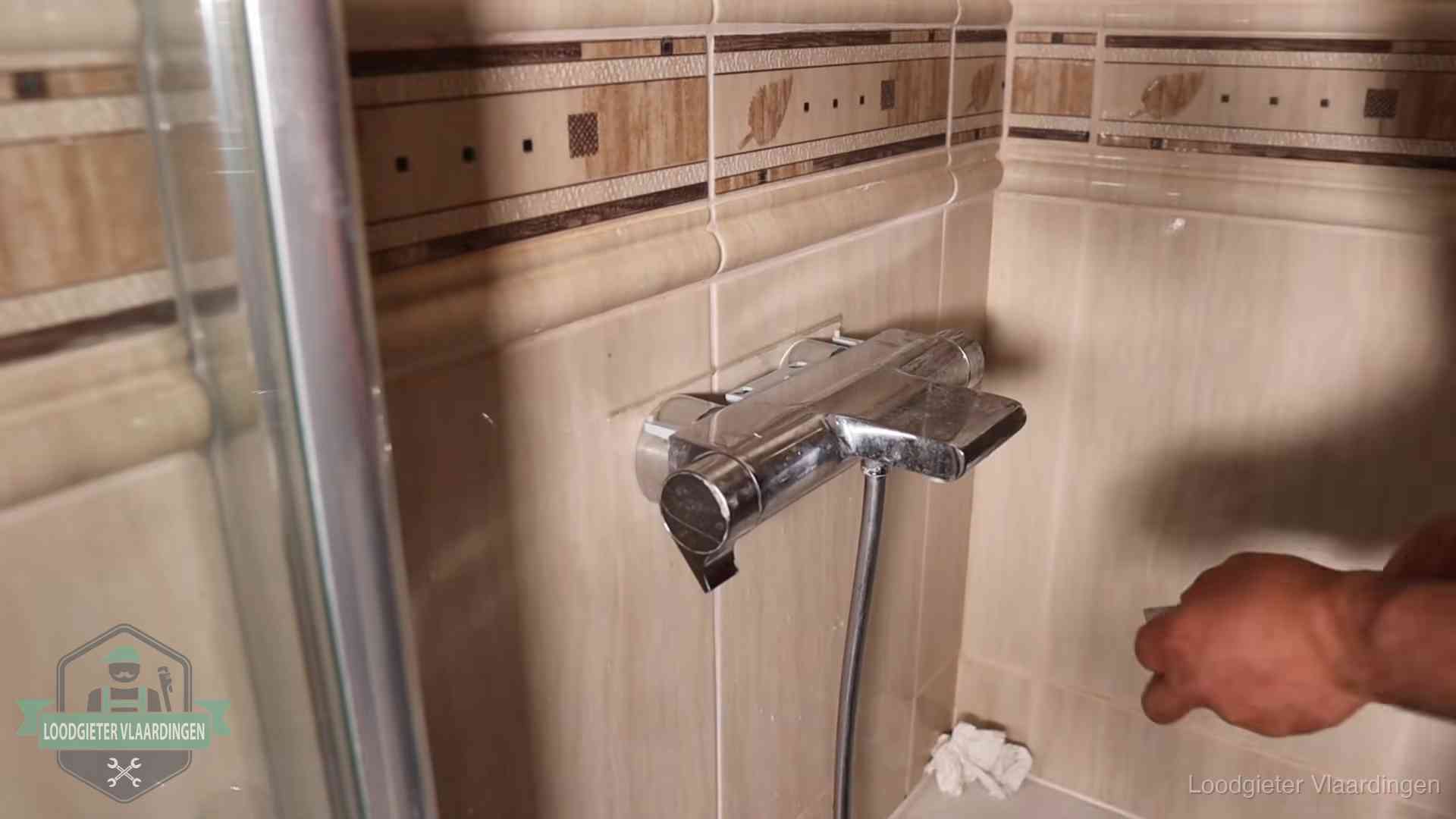 Kalkaanslag en je cv-ketel in Vlaardingen Verkalkte douche-mengkraan in Vlaardingen, hetzelfde kalk dat zich in de warmtewisselaar afzet