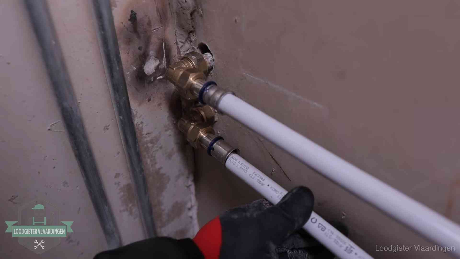Kwaliteitsnormen voor loodgieterswerk in Vlaardingen Meerlagenbuizen met keurmerk en rvs persfittingen op muuraansluitingen in Vlaardingen