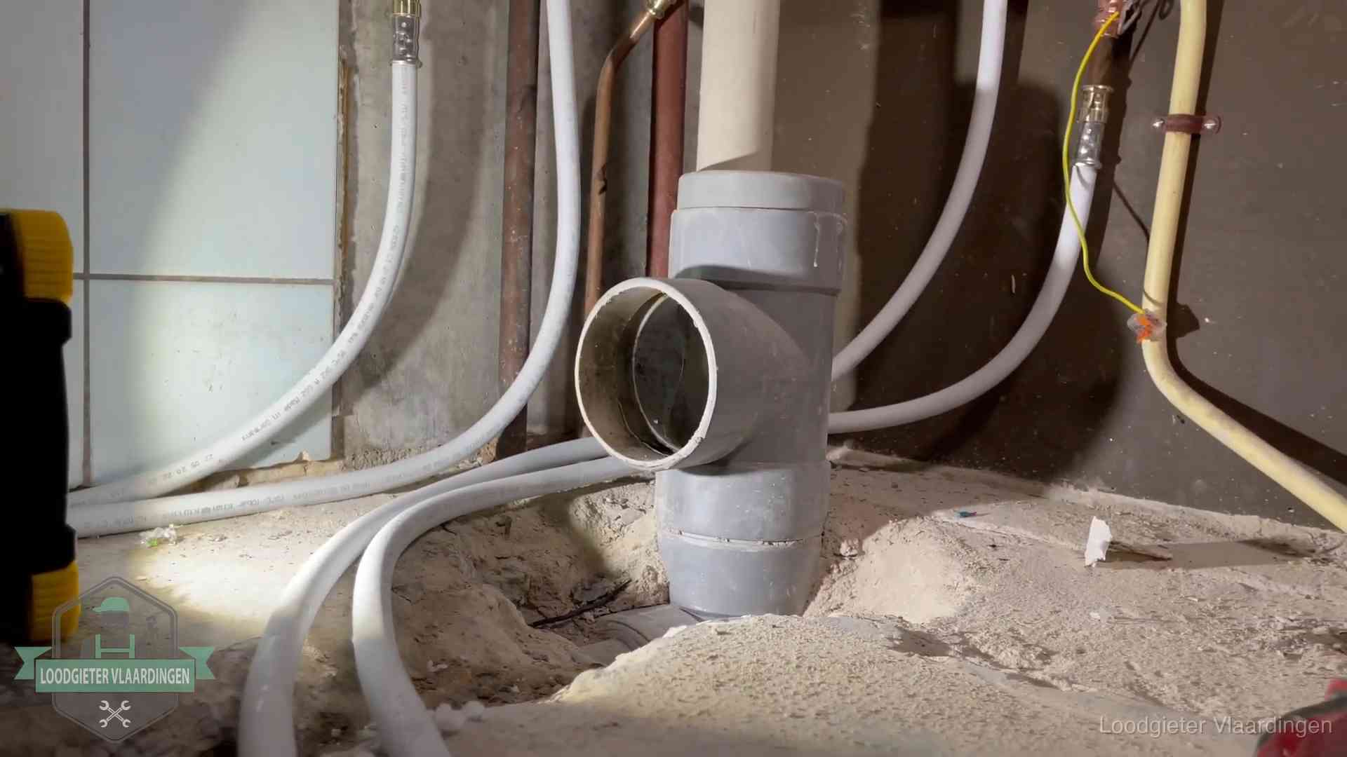 Leidingwerk op de zandbodem van een kruipruimte in Vlaardingen, waar lekkages en vocht vaak samenkomen