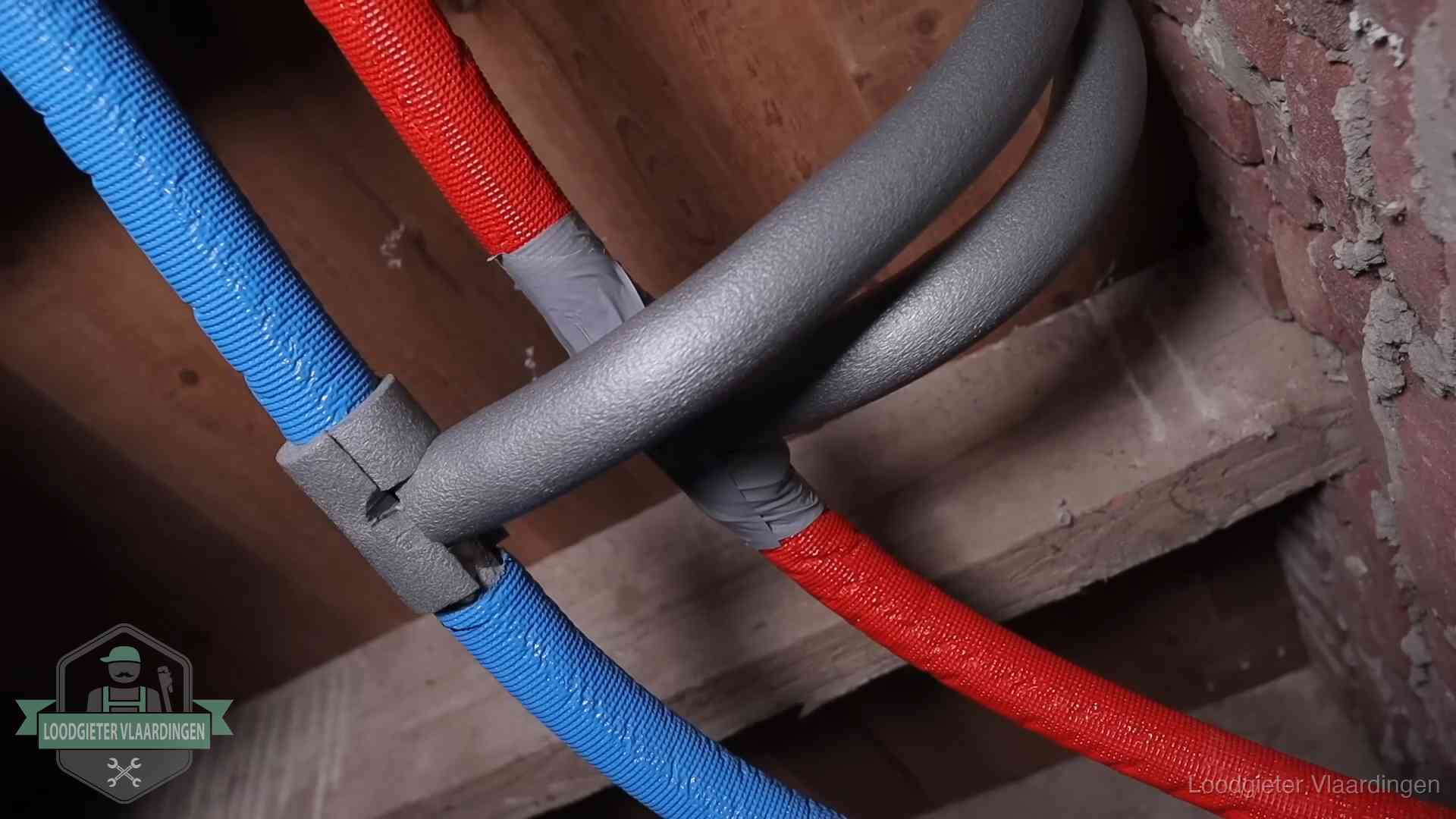 Geïsoleerde waterleidingen langs houten balken tegen bevriezing in Vlaardingen