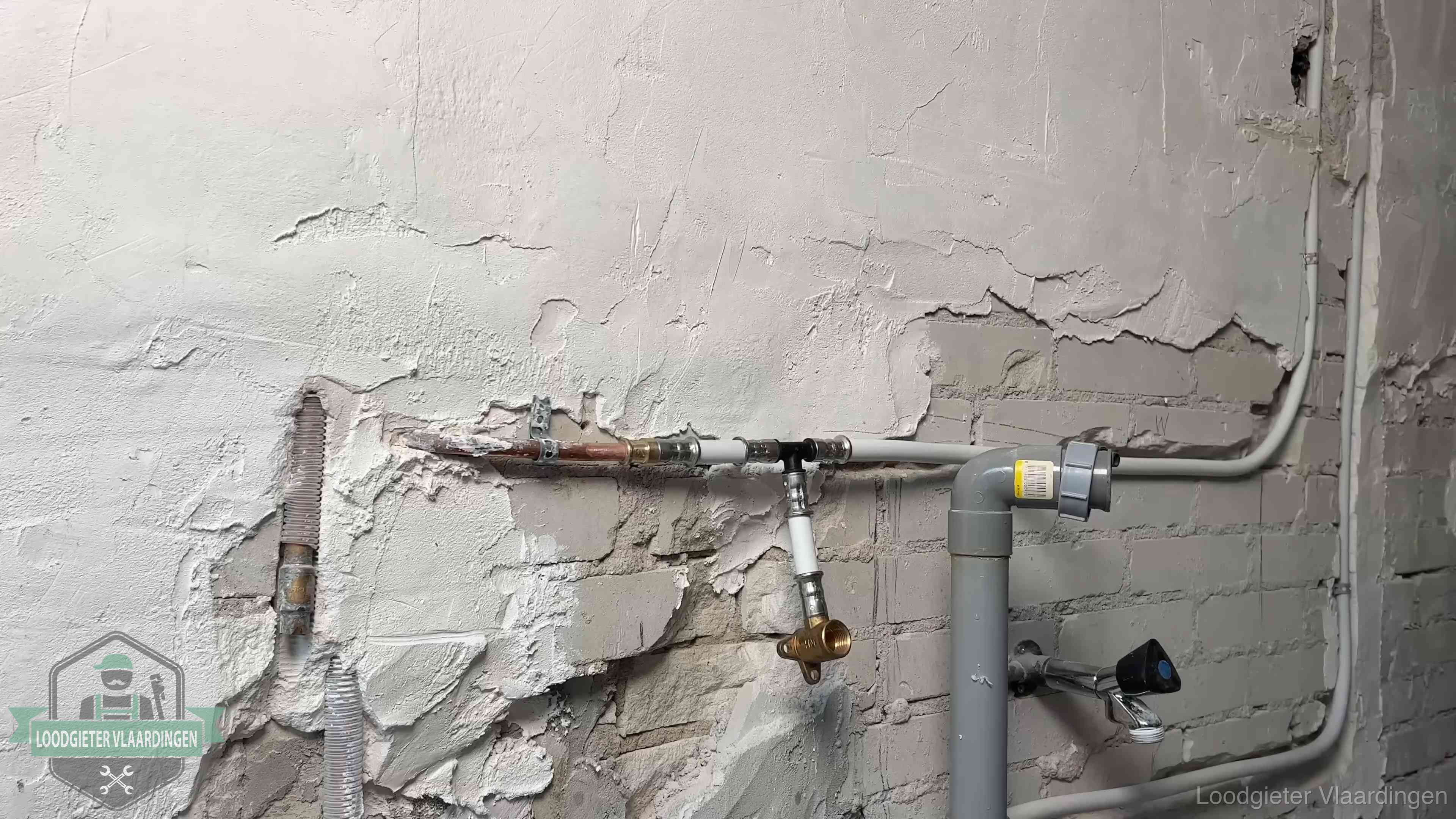 Leidingwerk in woningen in Vlaardingen Nieuw leidingwerk naast een oud verroest leidingrestant in een woning in Vlaardingen