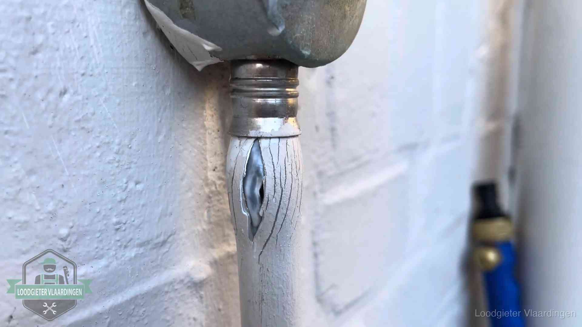 Oude waterleiding in Vlaardingen waar de verf openscheurt, een stille aanwijzing voor een beginnend lek