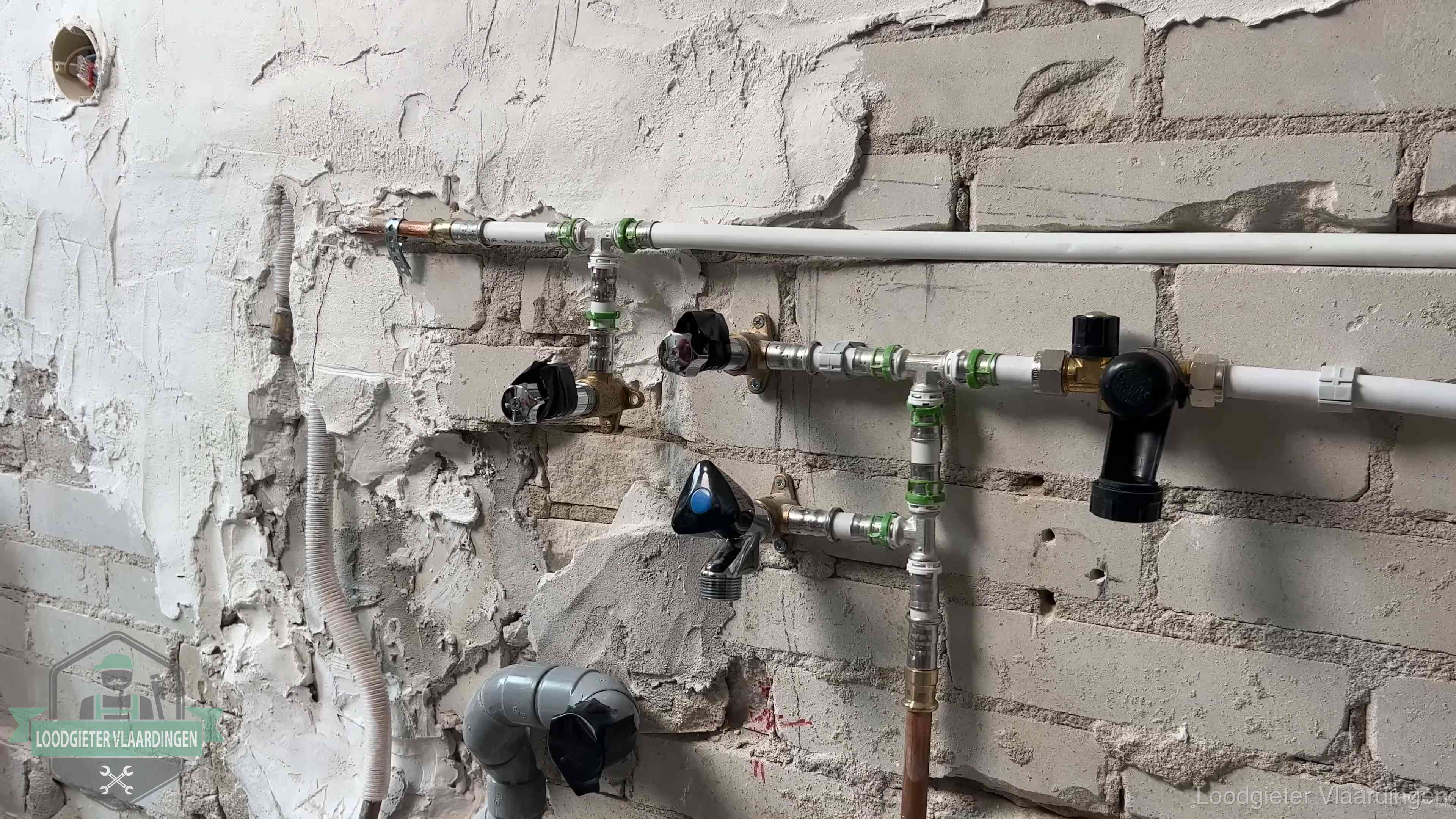 Diensten van ons loodgietersbedrijf in Vlaardingen Nieuw aangelegd leidingwerk met persfittingen tijdens een verbouwing in Vlaardingen