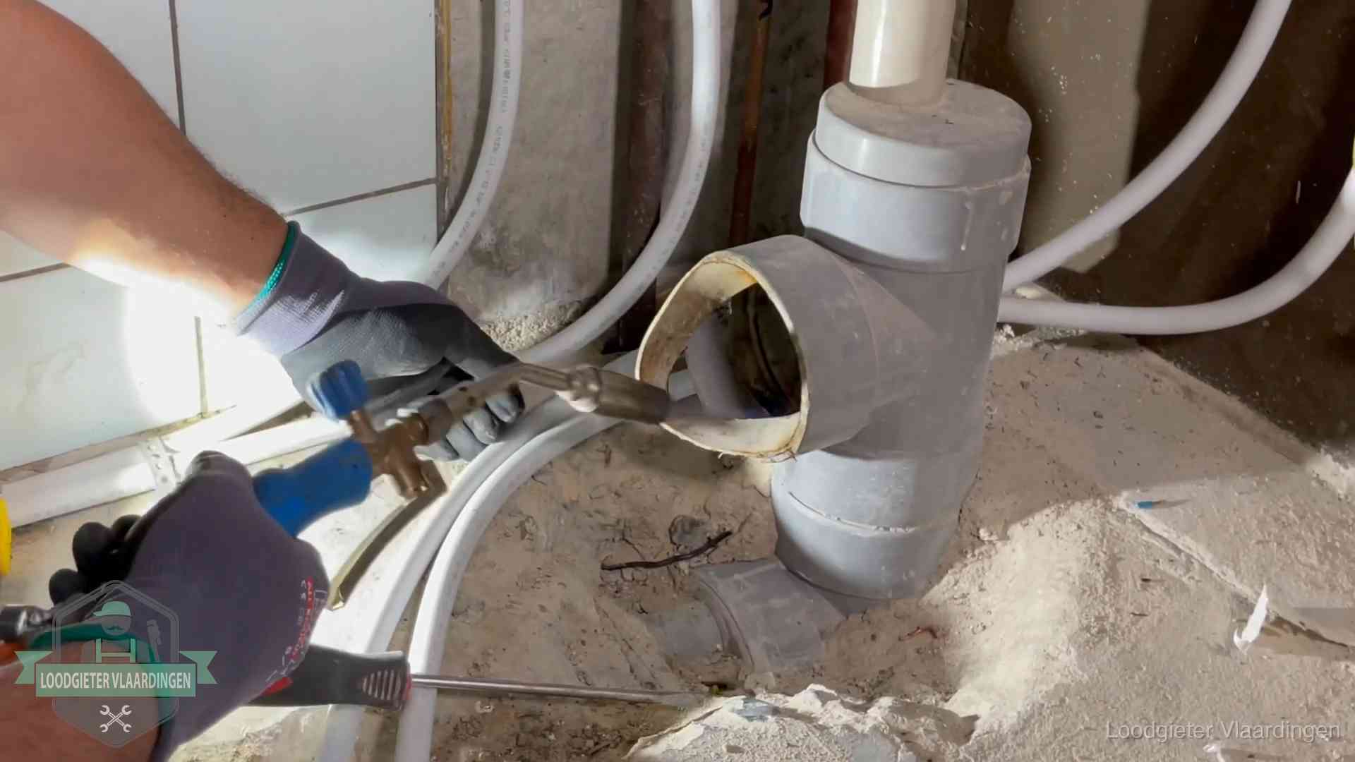 Vakmanschap van onze loodgieters in Vlaardingen Loodgieter werkt met brander en messing kraanwerk aan leidingen in Vlaardingen