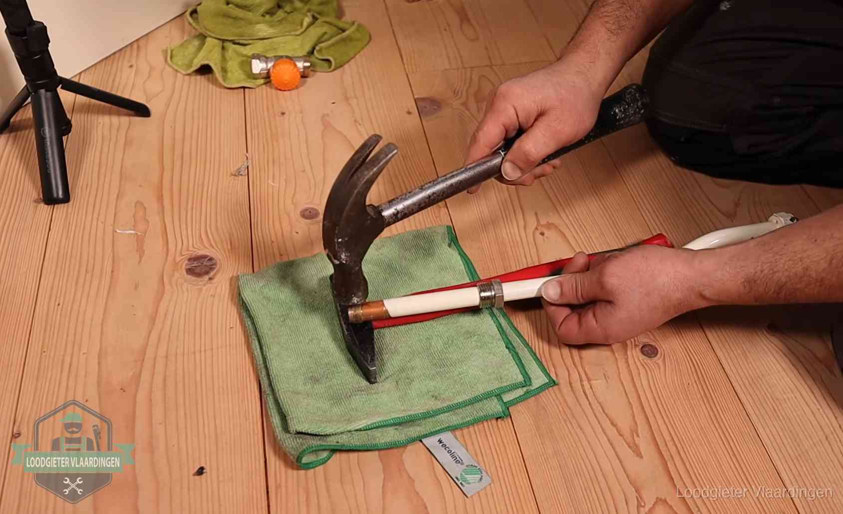 Rode vlaggen bij loodgieters in Vlaardingen Geimproviseerd gereedschap bij een klus in Vlaardingen, een teken om op te letten wie je binnenhaalt