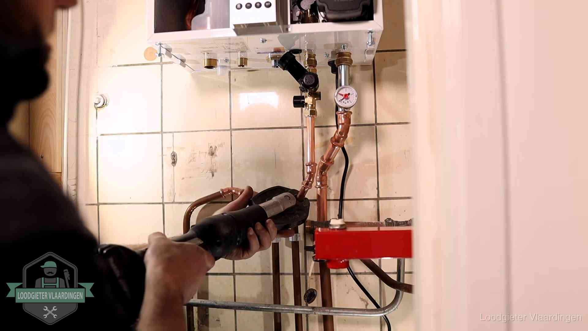 Cv-ketel onderhoud in Vlaardingen Monteur werkt aan de leidingen onder een cv-ketel in Vlaardingen