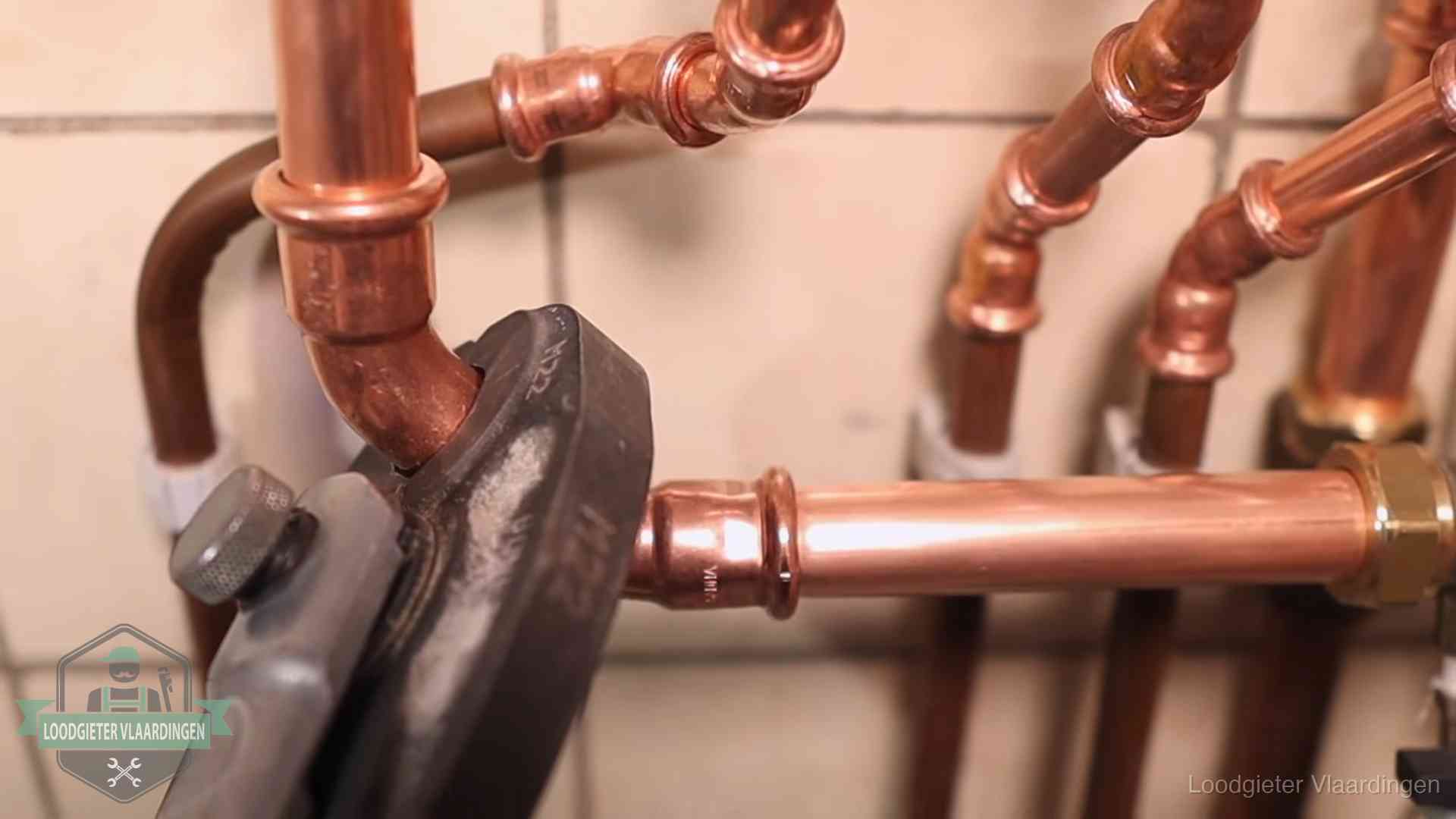 Werkwijze van ons loodgietersbedrijf in Vlaardingen Persmachine perst een koperen fitting op nieuw leidingwerk in Vlaardingen