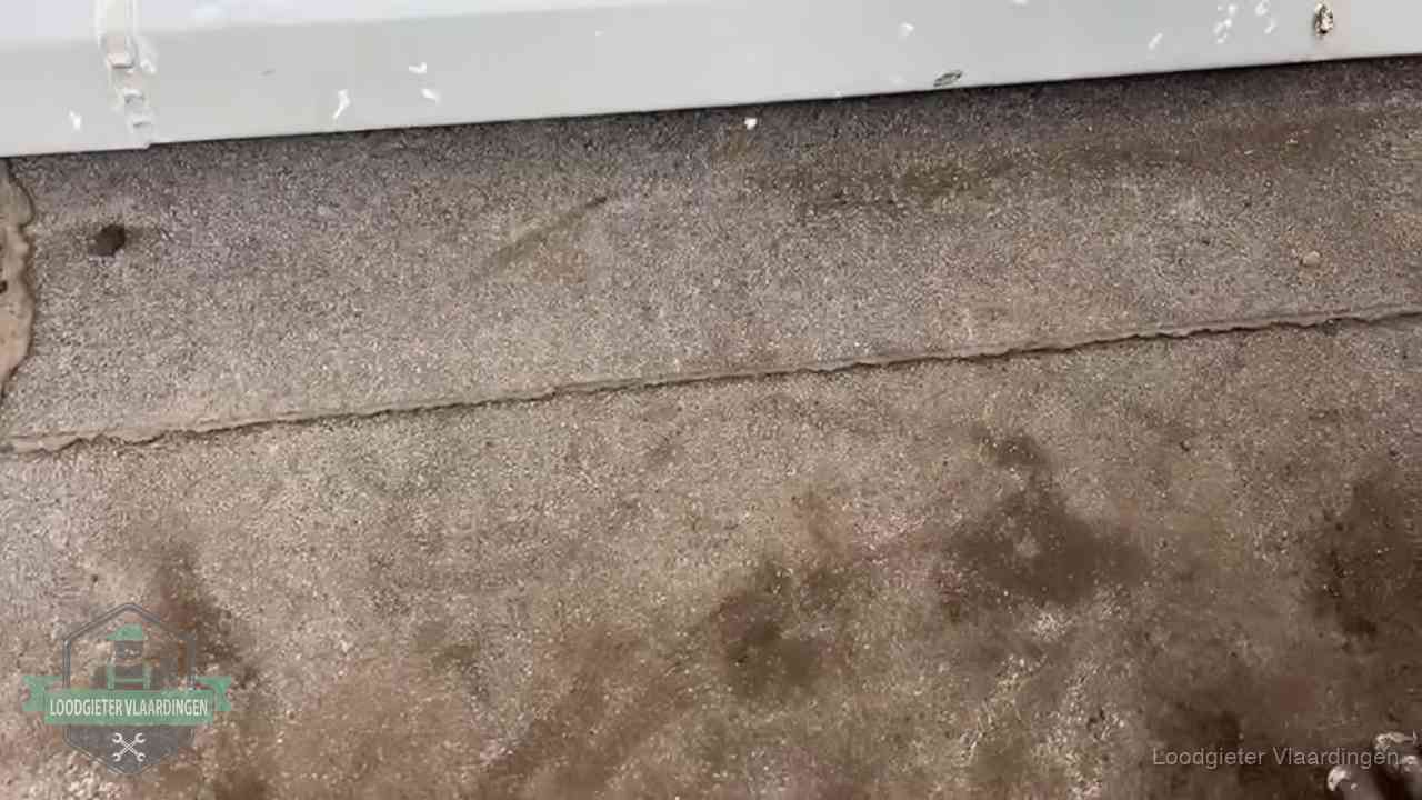 Vochtplekken bij de naad van een plat dak na aanhoudende regen in Vlaardingen