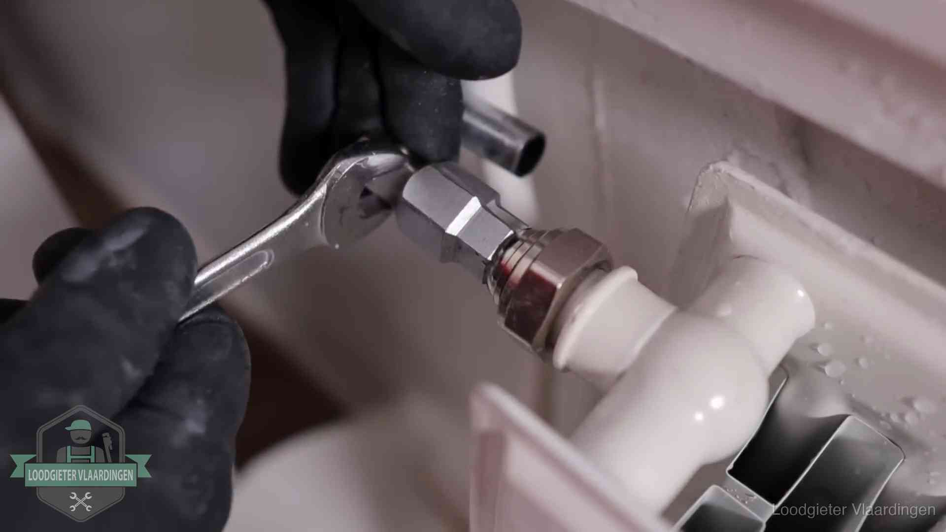Radiatoren en waterzijdig inregelen in Vlaardingen Steeksleutel draait een wartelkoppeling op een radiatorkraan aan in Vlaardingen