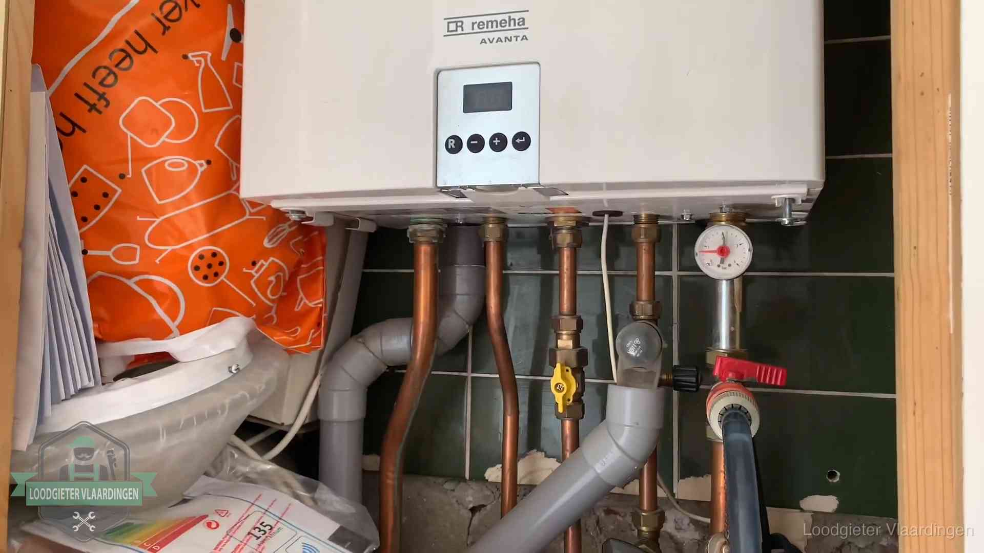 Remeha cv-ketel onderhoud in Vlaardingen Oudere Remeha cv-ketel in een ketelkast in een woning in Vlaardingen