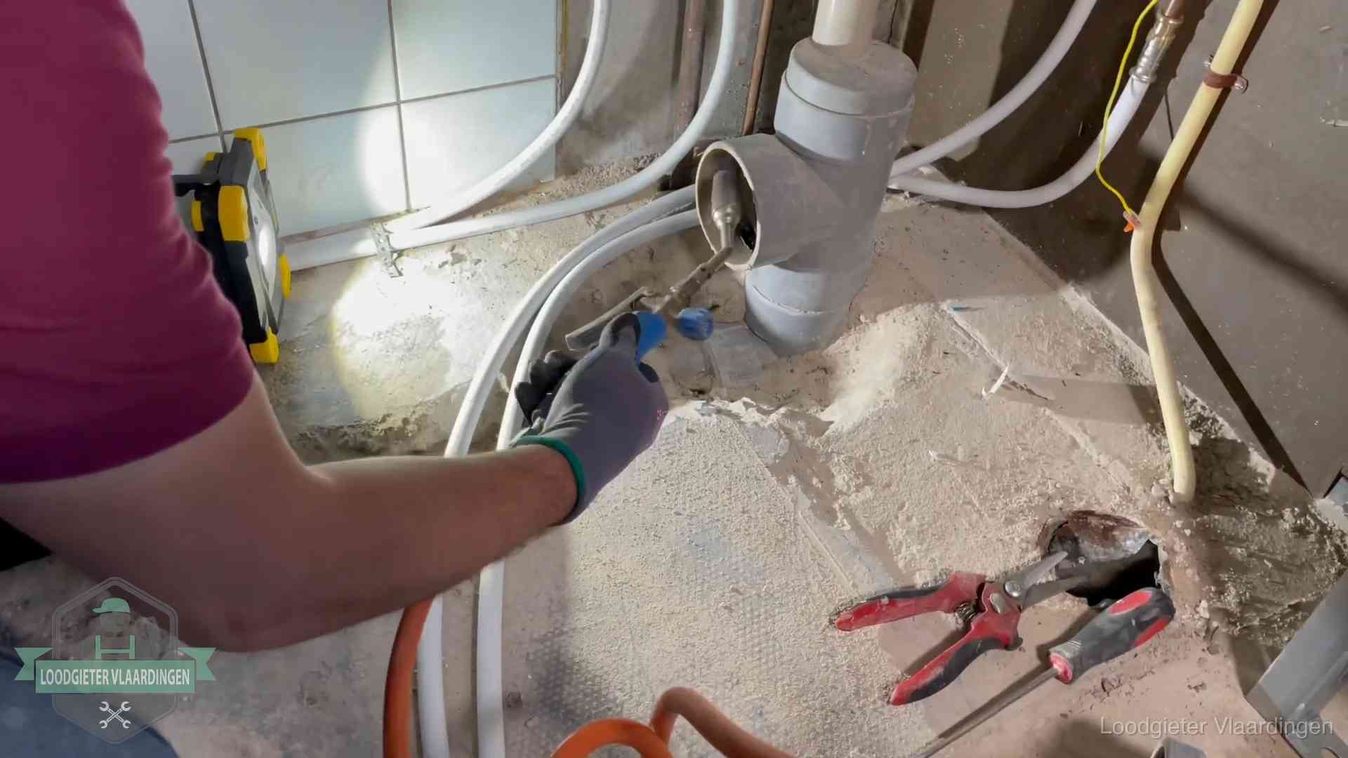 Standleiding en gedeelde leidingen in Vlaardingen Loodgieter werkt aan leidingen bij een pvc-standleiding in een appartement in Vlaardingen