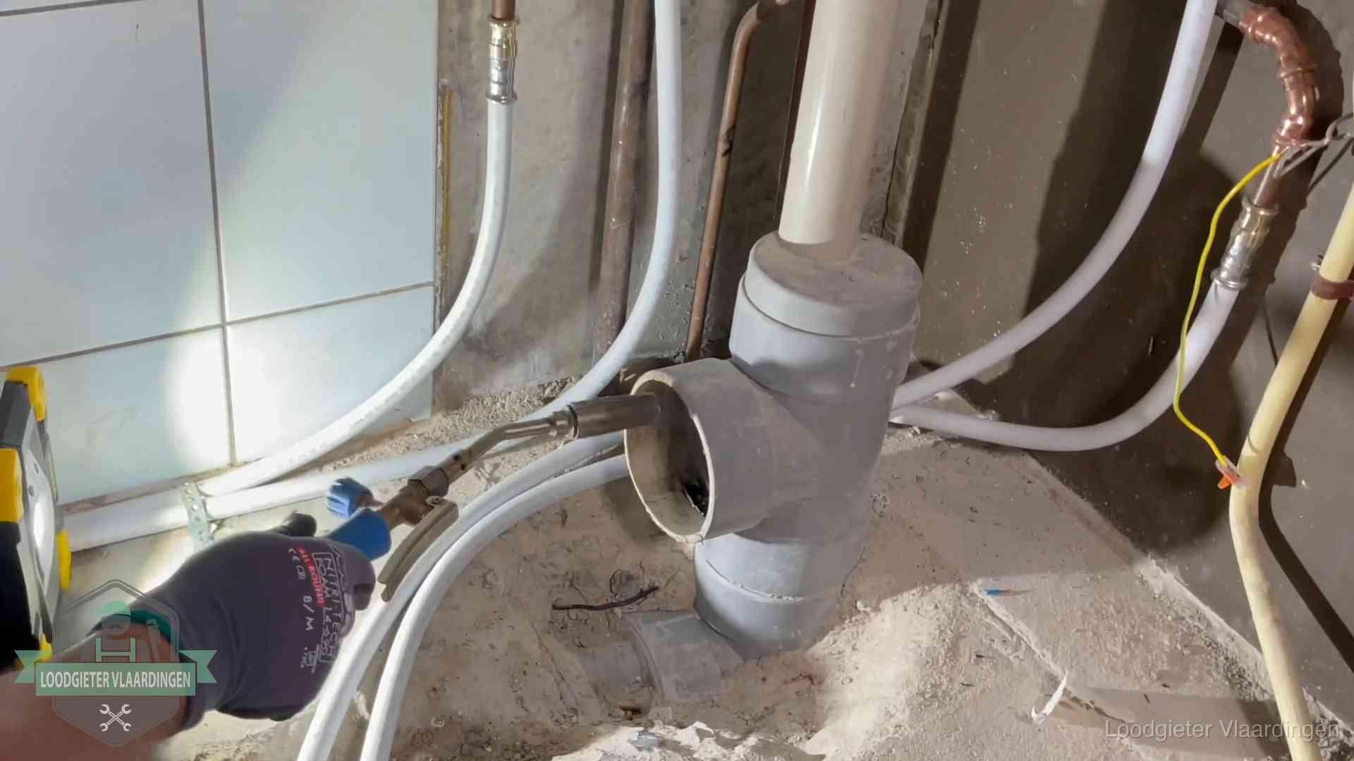 Loodgieter werkt aan leidingen bij de pvc-standleiding van een huurwoning in Vlaardingen