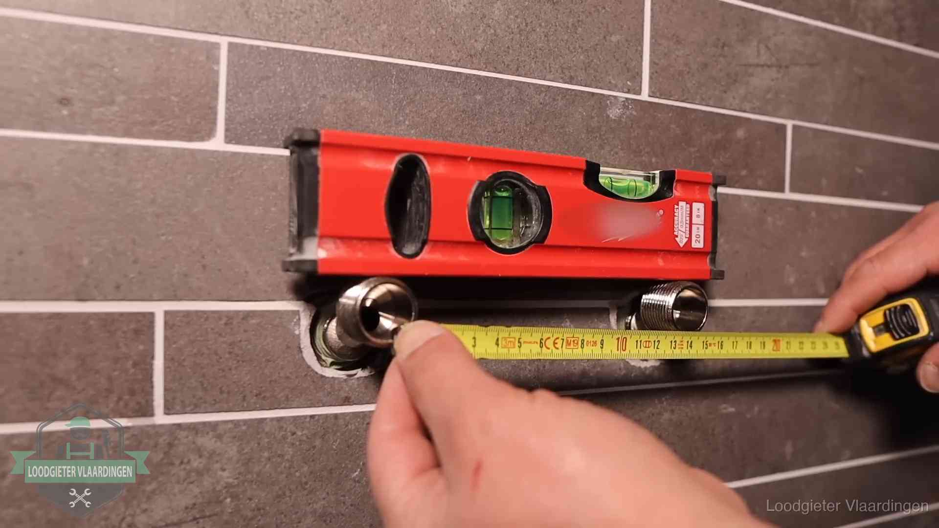 Kwaliteit en je vangnet als klant in Vlaardingen Waterpas en duimstok bij kraan-aansluitpunten in een badkamer in Vlaardingen