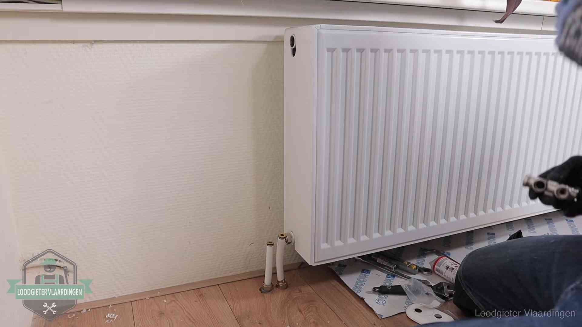 Verwarming per wijk in Vlaardingen Nieuw gemonteerde radiator in een woonkamer in Vlaardingen