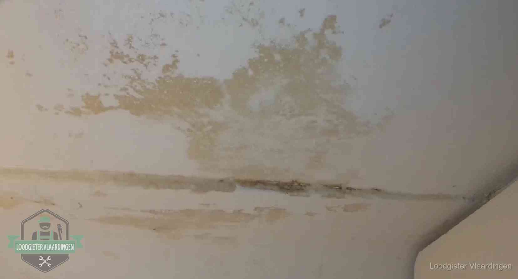 Watervlekken op een plafond in Vlaardingen, schade die je bij de verzekering meldt