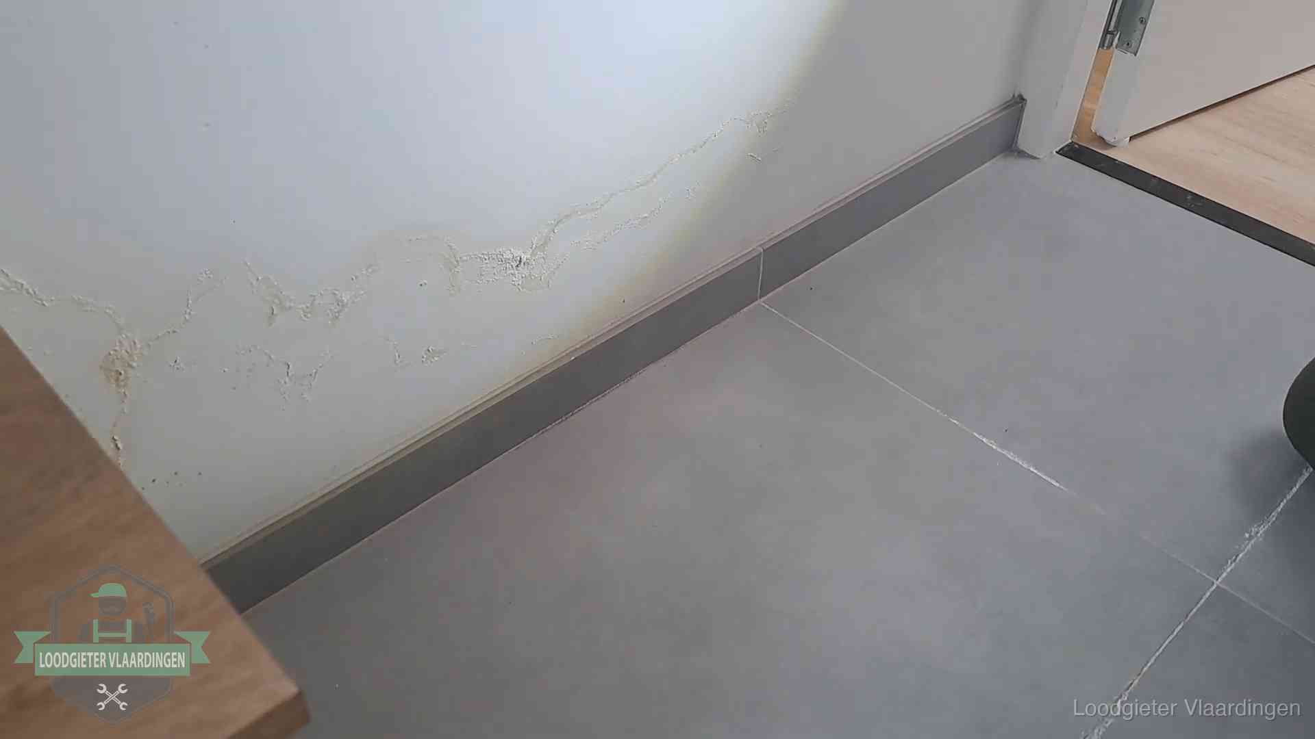 Waterschade met kalkuitbloeiing op een binnenwand in Vlaardingen, vastgelegd voor de verzekering