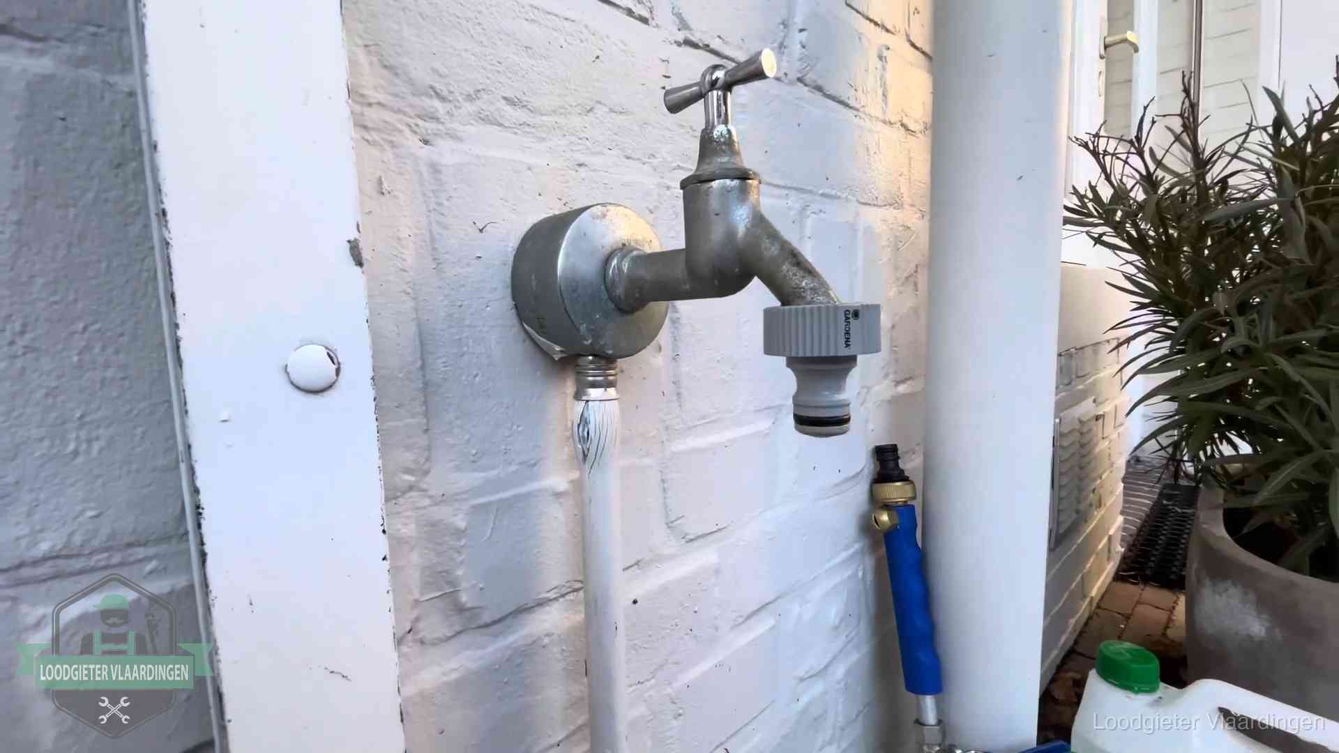 Buitenkraan met slangaansluiting bij een woning in Vlaardingen, sluipverbruik zie je terug op de waterrekening