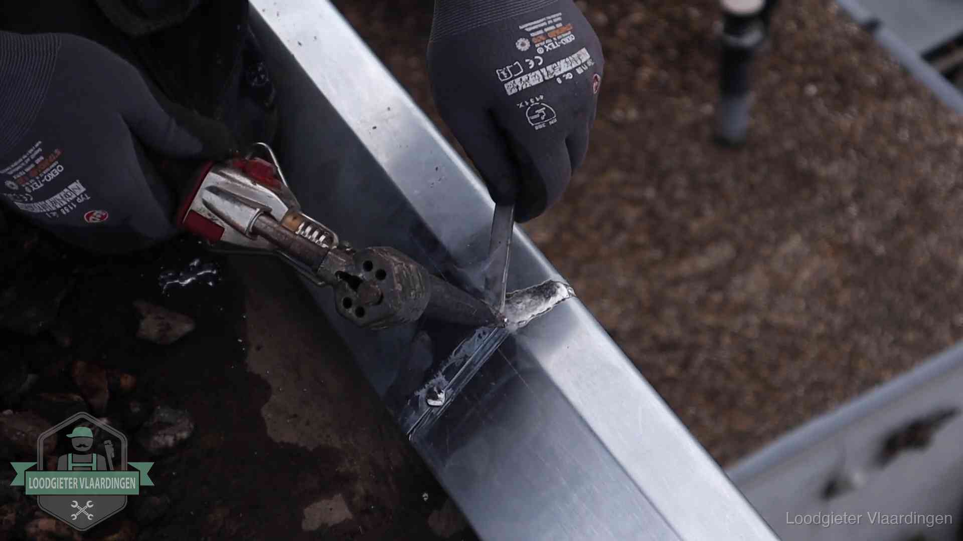 Zinken naad solderen op een dak in Vlaardingen, vakwerk waar het bij zelf repareren vaak misgaat