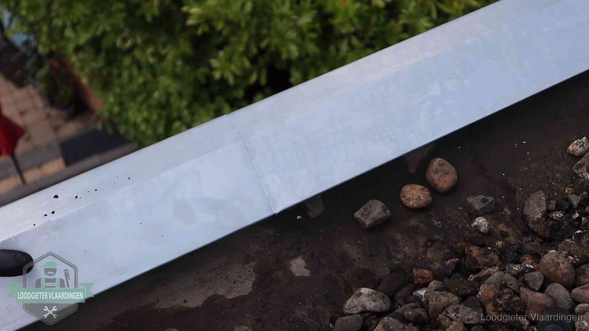 Strak gesoldeerd naaddetail in een zinken daktrim op een dak in Vlaardingen